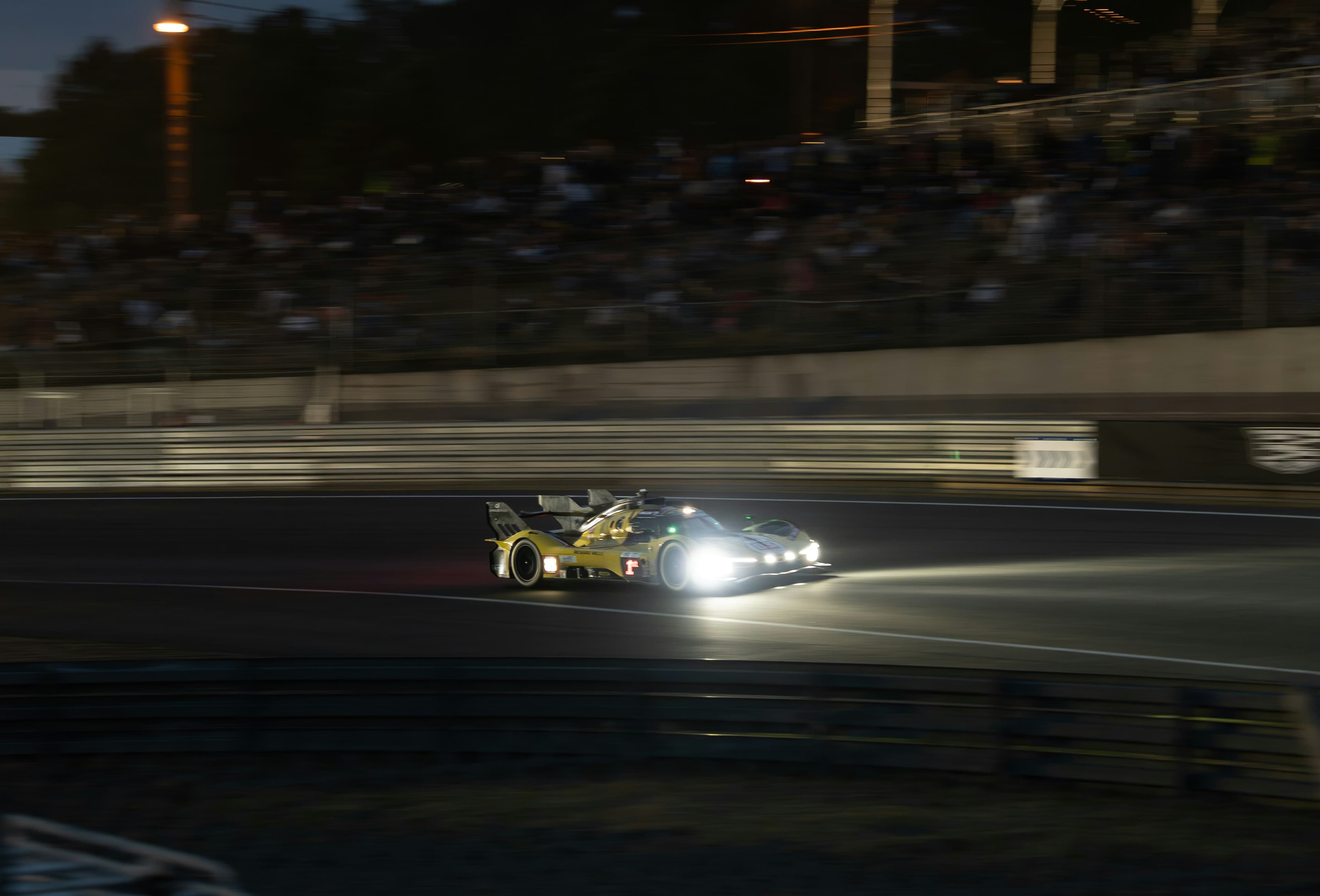 Ferrari 499P Roberta Kubicy nr 83 na torze wyścigowym