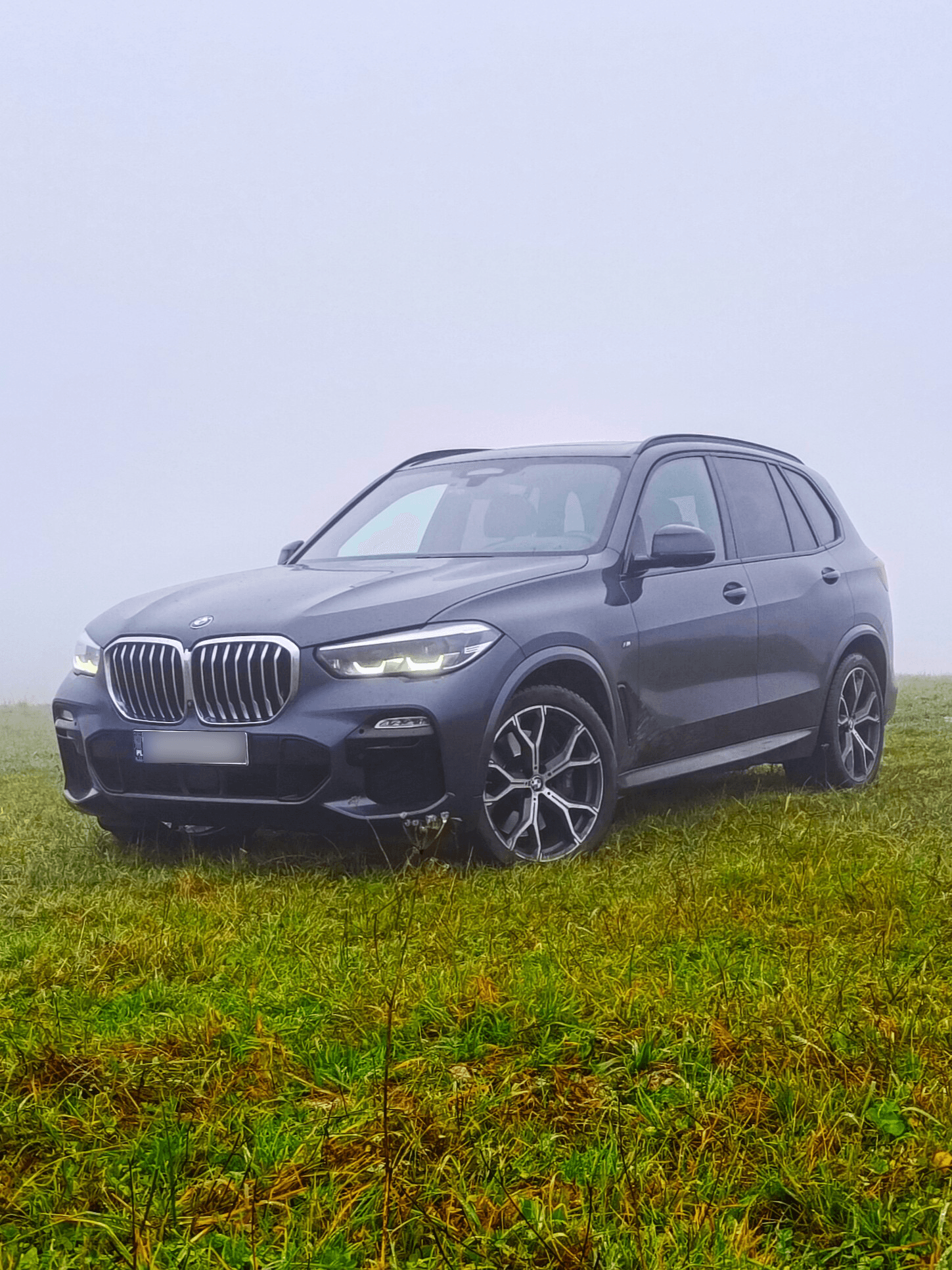 BMW X5 photo in the fog